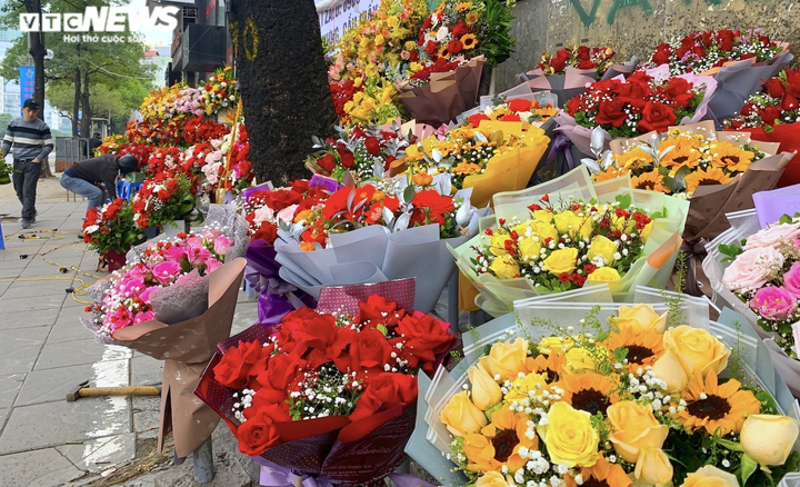 Hoa 8/3 hút khách, người bán làm việc xuyên đêm - 3