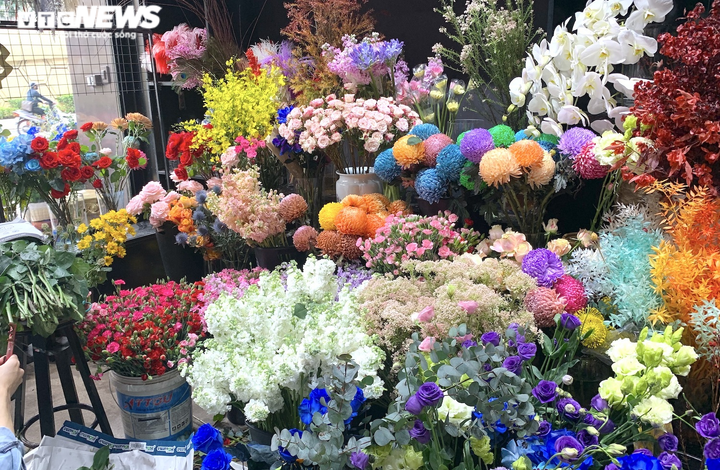 Hoa 8/3 hút khách, người bán làm việc xuyên đêm - 2