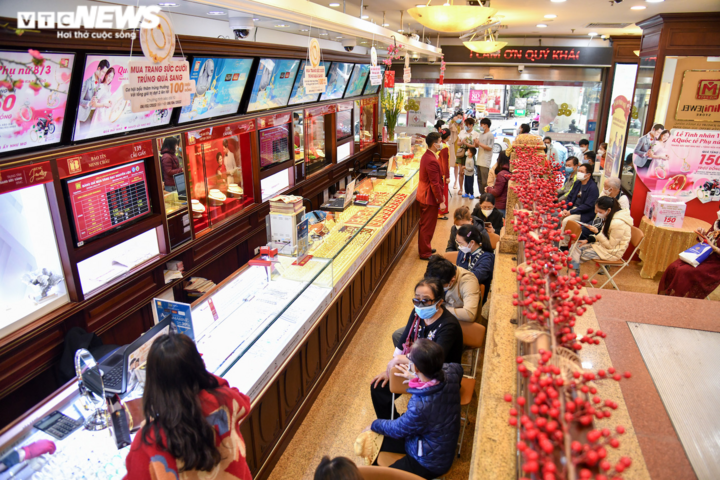 Giá vàng sắp chạm mốc 73 triệu đồng/lượng, dân xếp hàng chờ mua - 2