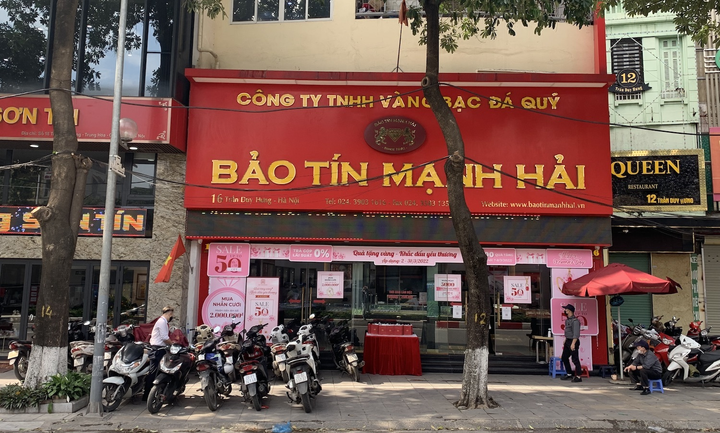 Giá vàng sắp chạm mốc 73 triệu đồng/lượng, dân xếp hàng chờ mua - 3