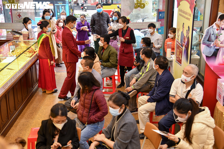 Giá vàng sắp chạm mốc 73 triệu đồng/lượng, dân xếp hàng chờ mua - 1