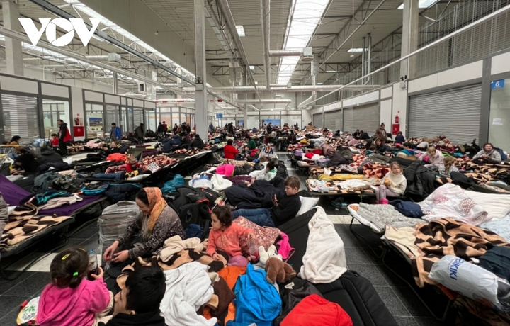 Người tị nạn ở trại biên giới Ba Lan-Ukraine gần cửa khẩu Korczowa. (Ảnh: VOV)