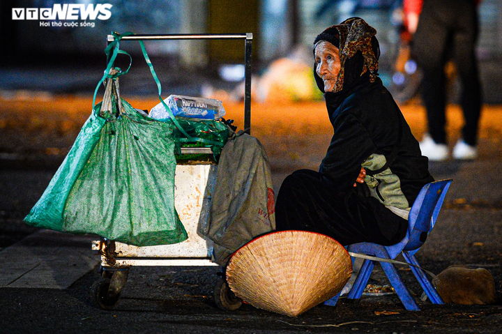 Ảnh: Những 'bông hồng' thầm lặng mưu sinh trên phố Hà Nội dịp 8/3 - 6
