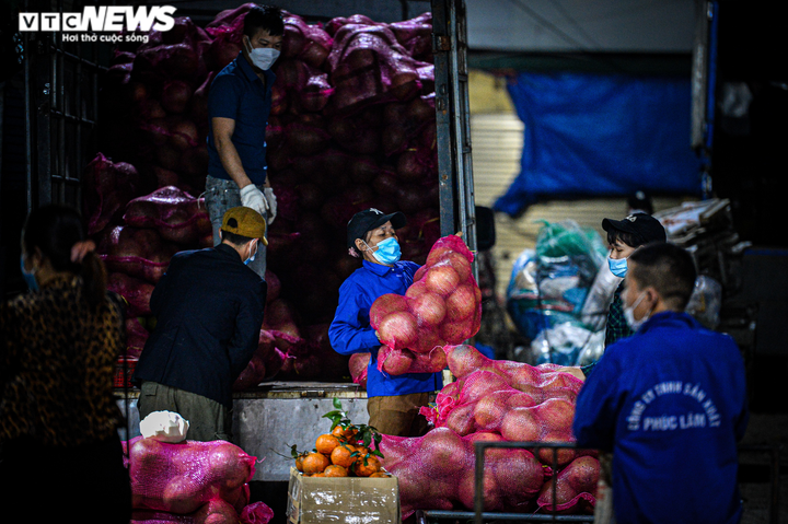 Ảnh: Những 'bông hồng' thầm lặng mưu sinh trên phố Hà Nội dịp 8/3 - 5