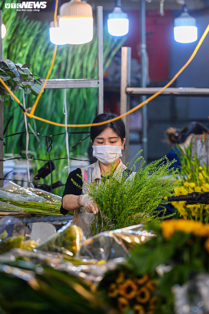 Ảnh: Những 'bông hồng' thầm lặng mưu sinh trên phố Hà Nội dịp 8/3 - 10