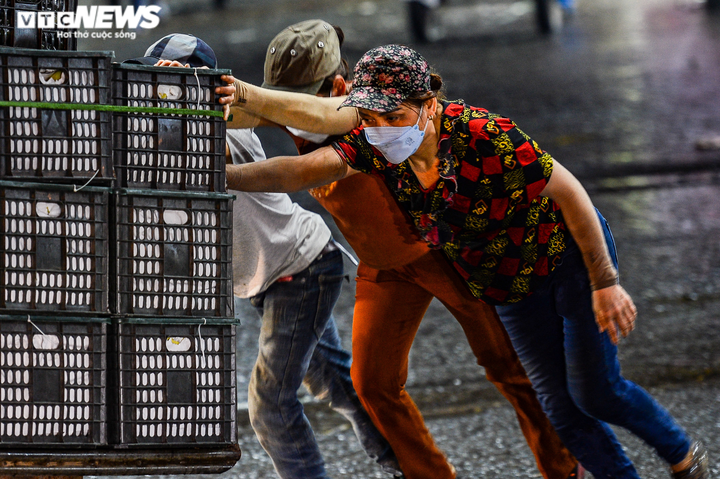 Ảnh: Những 'bông hồng' thầm lặng mưu sinh trên phố Hà Nội dịp 8/3 - 3