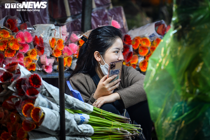 Ảnh: Những 'bông hồng' thầm lặng mưu sinh trên phố Hà Nội dịp 8/3 - 12