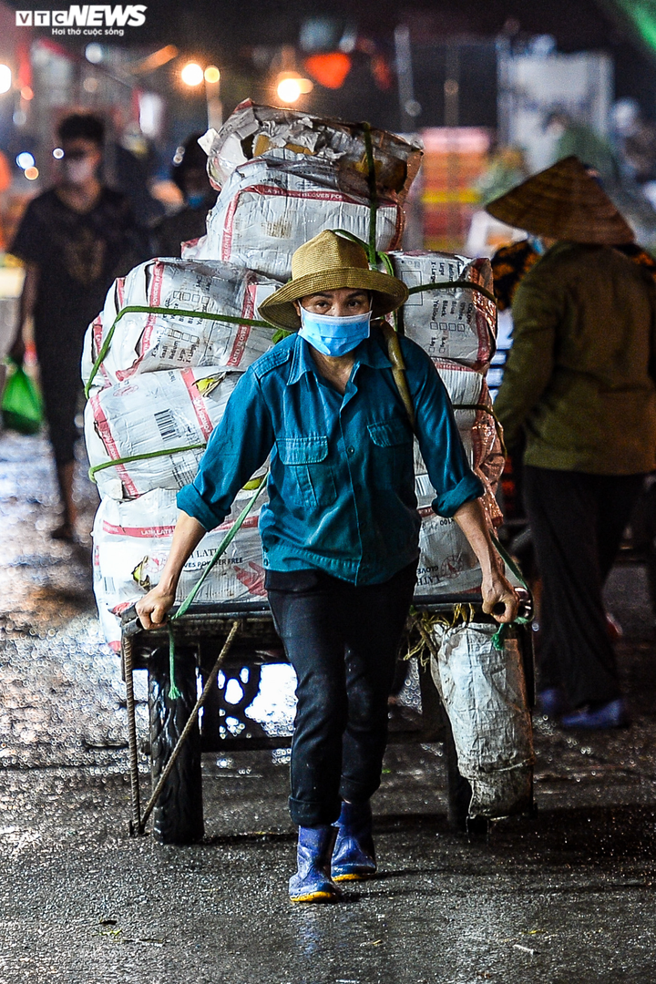 Ảnh: Những 'bông hồng' thầm lặng mưu sinh trên phố Hà Nội dịp 8/3 - 1