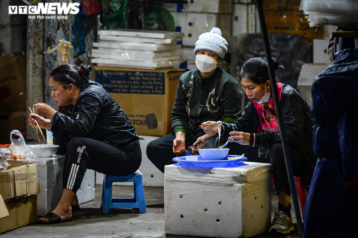 Ảnh: Những 'bông hồng' thầm lặng mưu sinh trên phố Hà Nội dịp 8/3 - 4