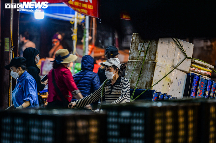 Ảnh: Những 'bông hồng' thầm lặng mưu sinh trên phố Hà Nội dịp 8/3 - 2