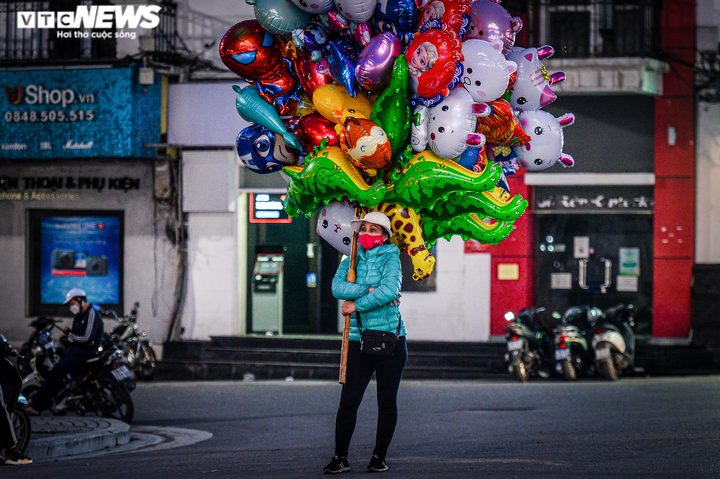 Ảnh: Những 'bông hồng' thầm lặng mưu sinh trên phố Hà Nội dịp 8/3 - 9