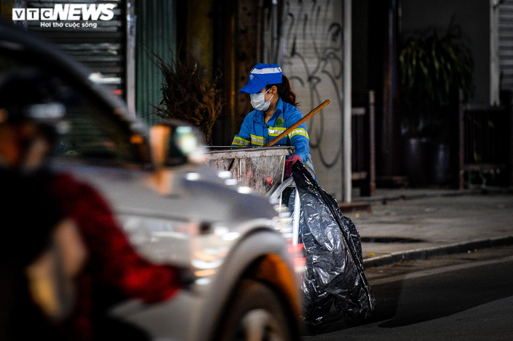 Ảnh: Những 'bông hồng' thầm lặng mưu sinh trên phố Hà Nội dịp 8/3 - 8