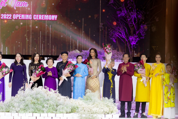 Vẻ đẹp khác lạ của Hoa hậu H'Hen Niê trong tà áo dài trắng - 9