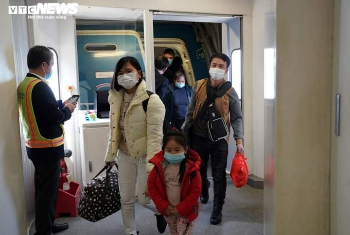 Ảnh: Khoảnh khắc xúc động kiều bào từ Ukraine xuống sân bay về đến quê hương - 2