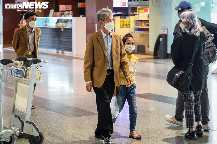 Ông Nguyễn Khôi cùng cháu nội khởi hành từ 5h sáng để kịp có mặt tại sân bay Nội Bài đón con trai của mình.