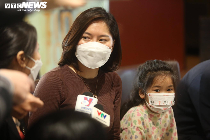 Chị Tuyến và con gái ra sân bay đón gia đình bạn.