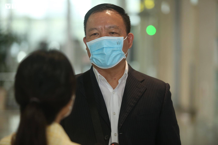 Ông Phạm Quang Sơn có mặt tại sân bay từ sớm để đón vợ chồng con gái.