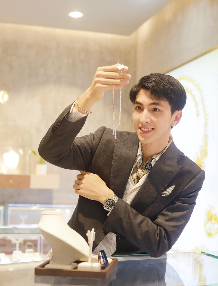 Khắc Việt tặng vợ siêu xe, Thúy Hạnh nhận quà 8/3 siêu đặc biệt - 6