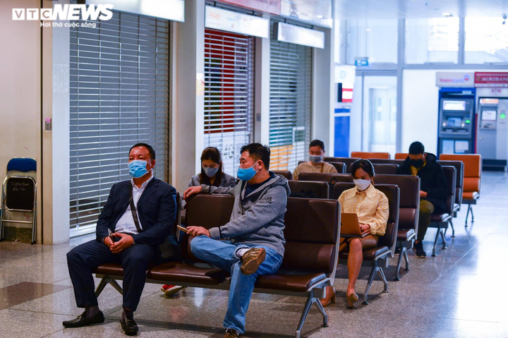 Người thân ngồi đợi tại sảnh T2 Cảng Hàng không Quốc tế Nội Bài