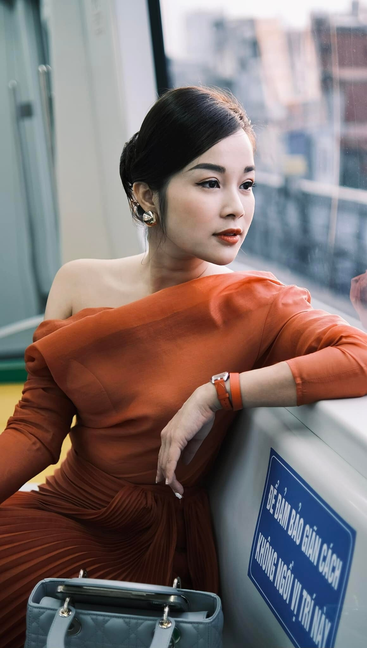 Khắc Việt tặng vợ siêu xe, Thúy Hạnh nhận quà 8/3 siêu đặc biệt - 8