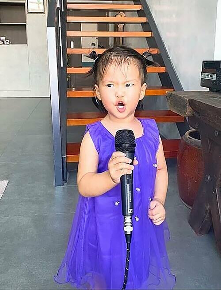 Trend 'không đẻ con gái đời không nể' và loạt ảnh 'thùy mị' của ái nữ nhà sao - 2