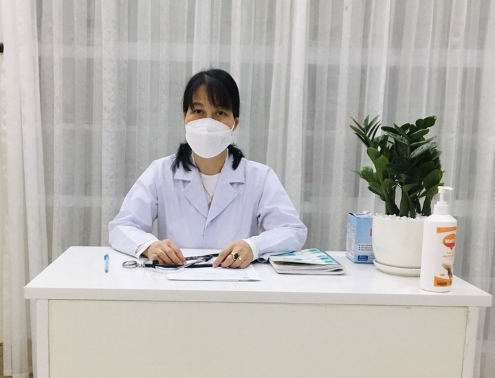 Trưởng trạm y tế xã ngày tất bật tư vấn F0, đêm thức trắng chăm chồng tai biến - 1