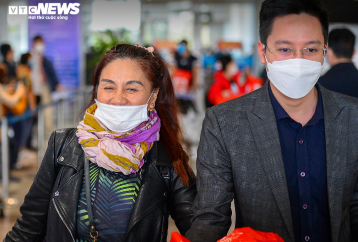 Ảnh: Khoảnh khắc xúc động kiều bào từ Ukraine xuống sân bay về đến quê hương - 5