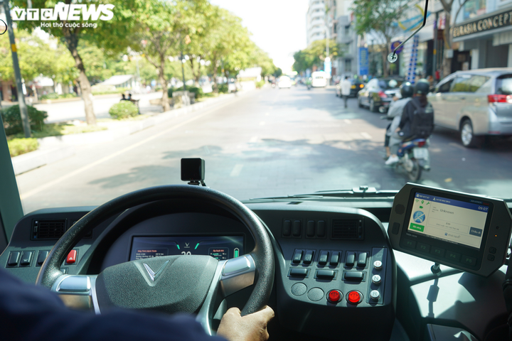 Ảnh: Xe buýt điện thông minh chính thức lăn bánh tại TP.HCM - 4