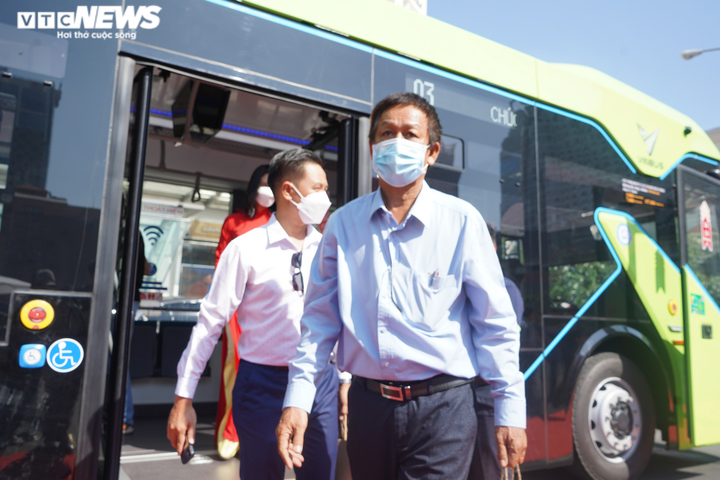Ảnh: Xe buýt điện thông minh chính thức lăn bánh tại TP.HCM - 9