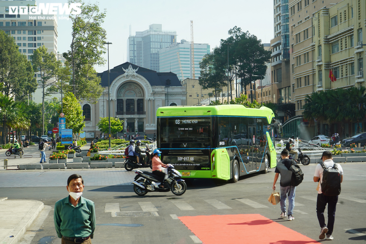 Ảnh: Xe buýt điện thông minh chính thức lăn bánh tại TP.HCM - 1