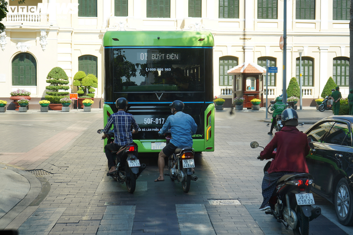 Ảnh: Xe buýt điện thông minh chính thức lăn bánh tại TP.HCM - 7