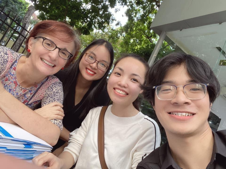 Cô giáo người Ý tự thuê nhà Hà Nội, bắt xe buýt đi làm - 2