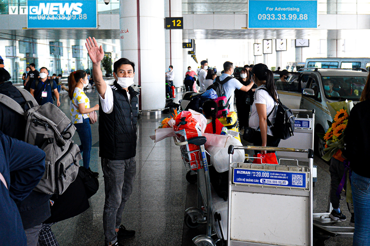 Ảnh: Hạnh phúc vỡ oà khi ông bà lần đầu tiên được gặp cháu trở về từ Ukraine - 13