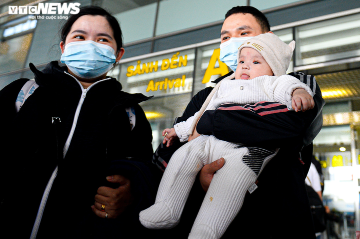 Ảnh: Hạnh phúc vỡ oà khi ông bà lần đầu tiên được gặp cháu trở về từ Ukraine - 4