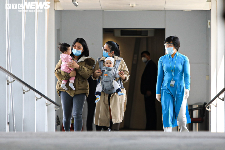 Ảnh: Hạnh phúc vỡ oà khi ông bà lần đầu tiên được gặp cháu trở về từ Ukraine - 1