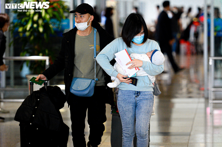 Ảnh: Hạnh phúc vỡ oà khi ông bà lần đầu tiên được gặp cháu trở về từ Ukraine - 12