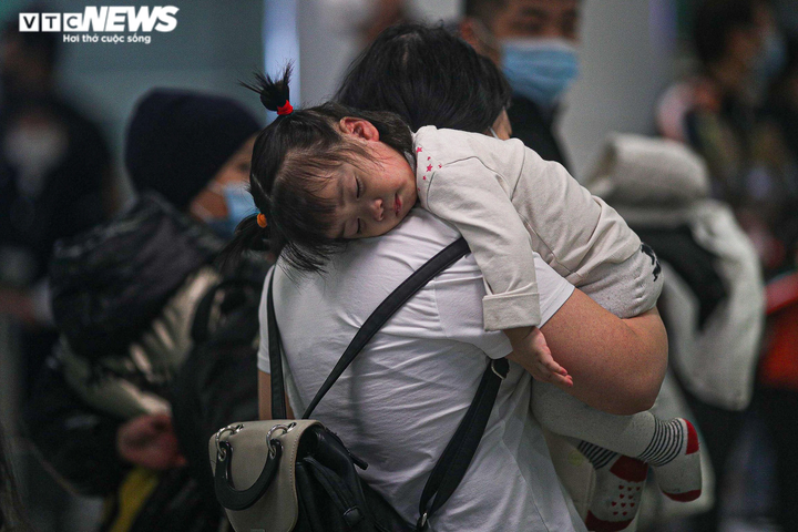 Ảnh: Hạnh phúc vỡ oà khi ông bà lần đầu tiên được gặp cháu trở về từ Ukraine - 3