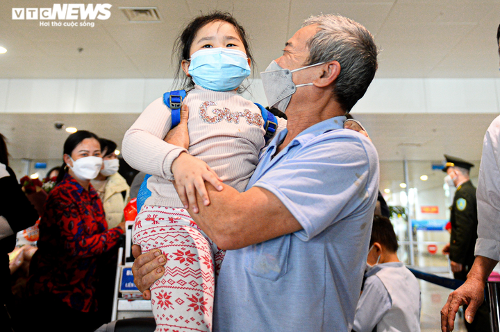 Ảnh: Hạnh phúc vỡ oà khi ông bà lần đầu tiên được gặp cháu trở về từ Ukraine - 10