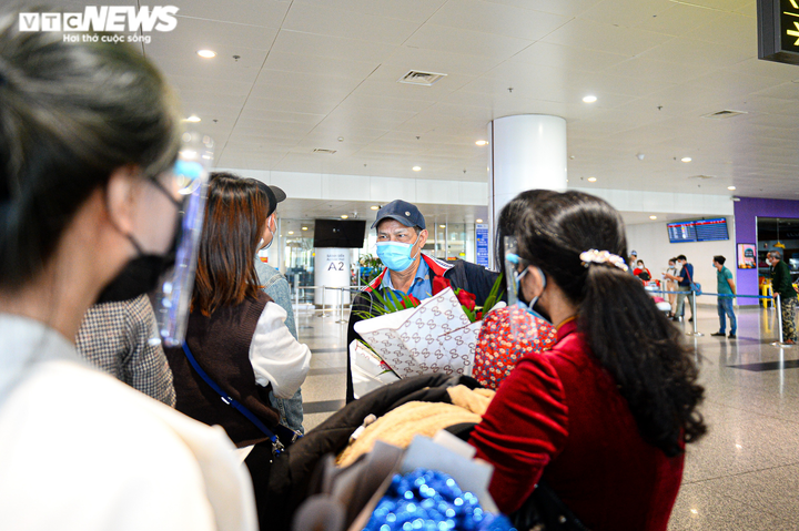 Ông nội tự tay làm bó hoa đặc biệt tặng cháu trở về từ Ukraine - 3