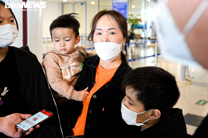 Ảnh: Hạnh phúc vỡ oà khi ông bà lần đầu tiên được gặp cháu trở về từ Ukraine - 9