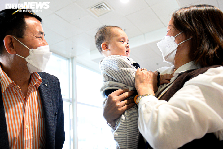 Ảnh: Hạnh phúc vỡ oà khi ông bà lần đầu tiên được gặp cháu trở về từ Ukraine - 5