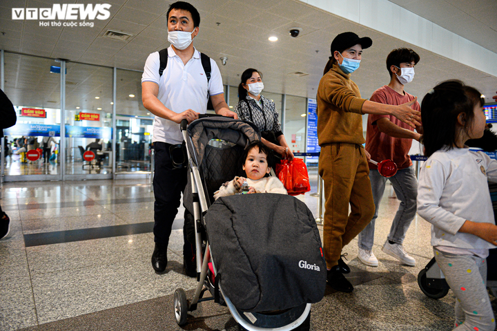 Ảnh: Hạnh phúc vỡ oà khi ông bà lần đầu tiên được gặp cháu trở về từ Ukraine - 7