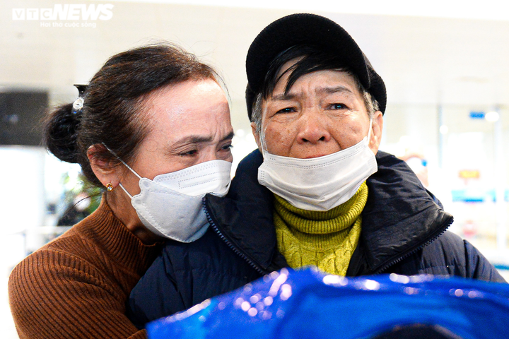 Ảnh: Hạnh phúc vỡ oà khi ông bà lần đầu tiên được gặp cháu trở về từ Ukraine - 8