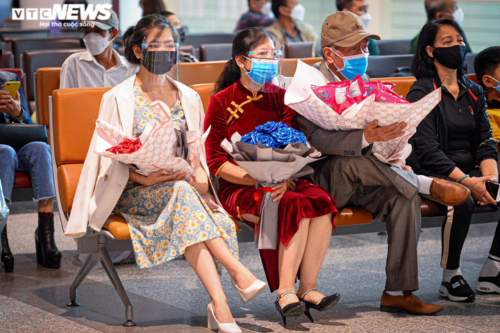 Ông nội tự tay làm bó hoa đặc biệt tặng cháu trở về từ Ukraine - 2