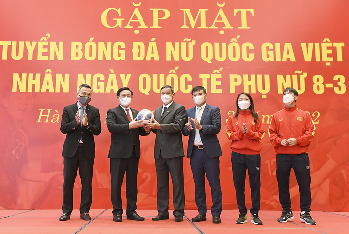 Chủ tịch Quốc hội gặp mặt Đội tuyển Bóng đá nữ Việt Nam - 5
