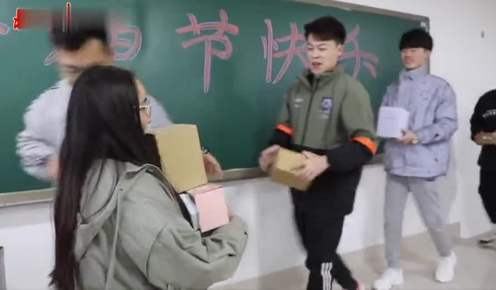 59 nam sinh xếp hàng tặng quà cho một cô gái - 1