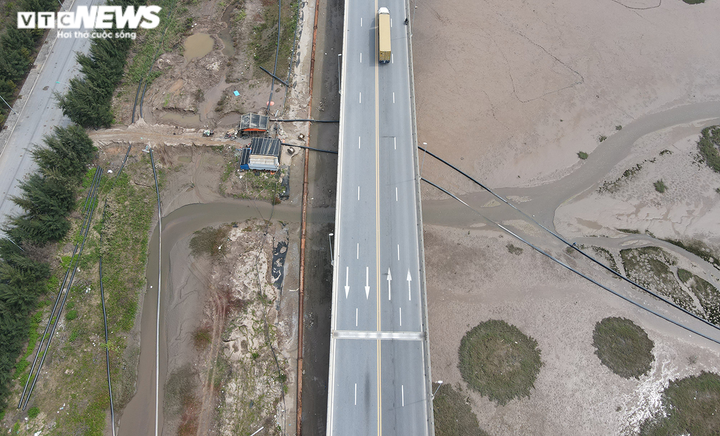 Ảnh: Ao tù khổng lồ bên cánh rừng phòng hộ chết khô ở Hải Phòng - 13