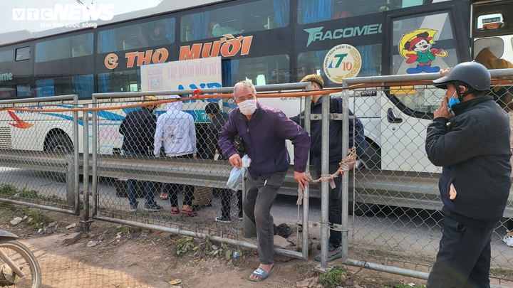 Dân liều mạng xé rào cao tốc Bắc Giang-Hà Nội để sang đường, bắt xe khách - 2