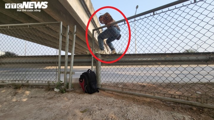 Dân liều mạng xé rào cao tốc Bắc Giang-Hà Nội để sang đường, bắt xe khách - 3