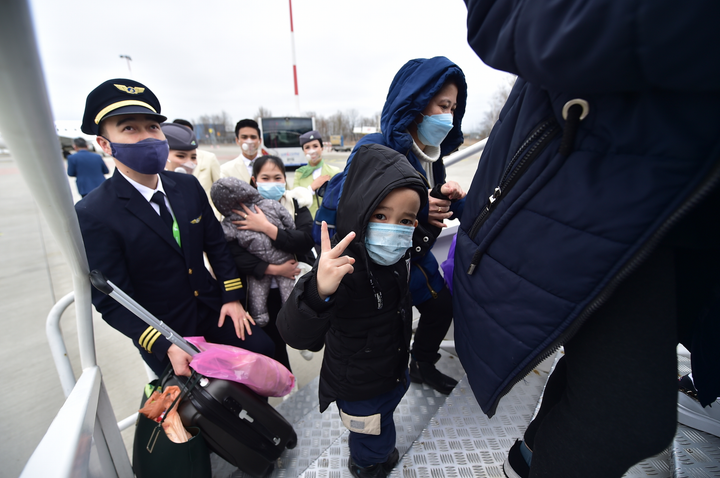 Máy bay chở người Việt sơ tán khỏi Ukraine cất cánh về nước từ Ba Lan - 3